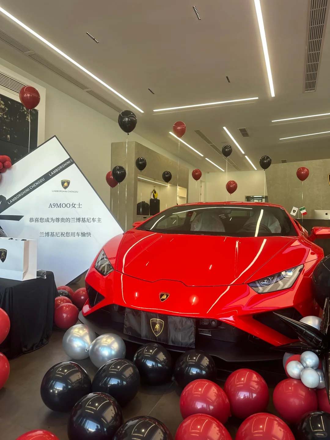 兰博基尼红牛提车